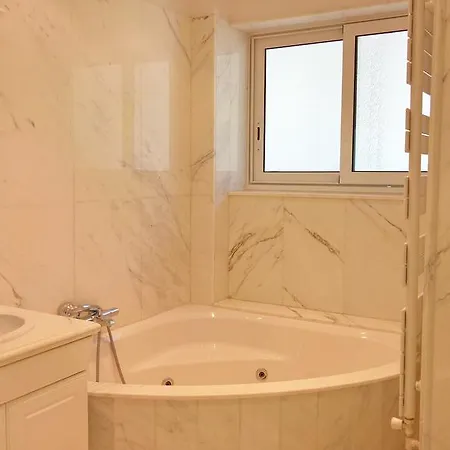 Stunning Flat Overlooking Bay Apartman *